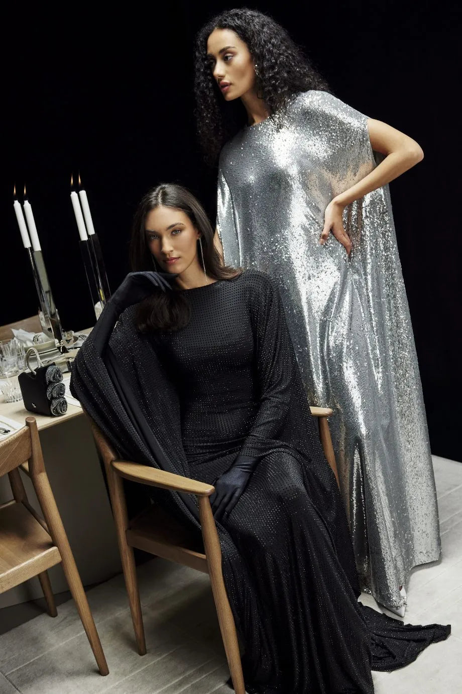 فستان سهرة من إيليونور بالترتر باللون الفضي