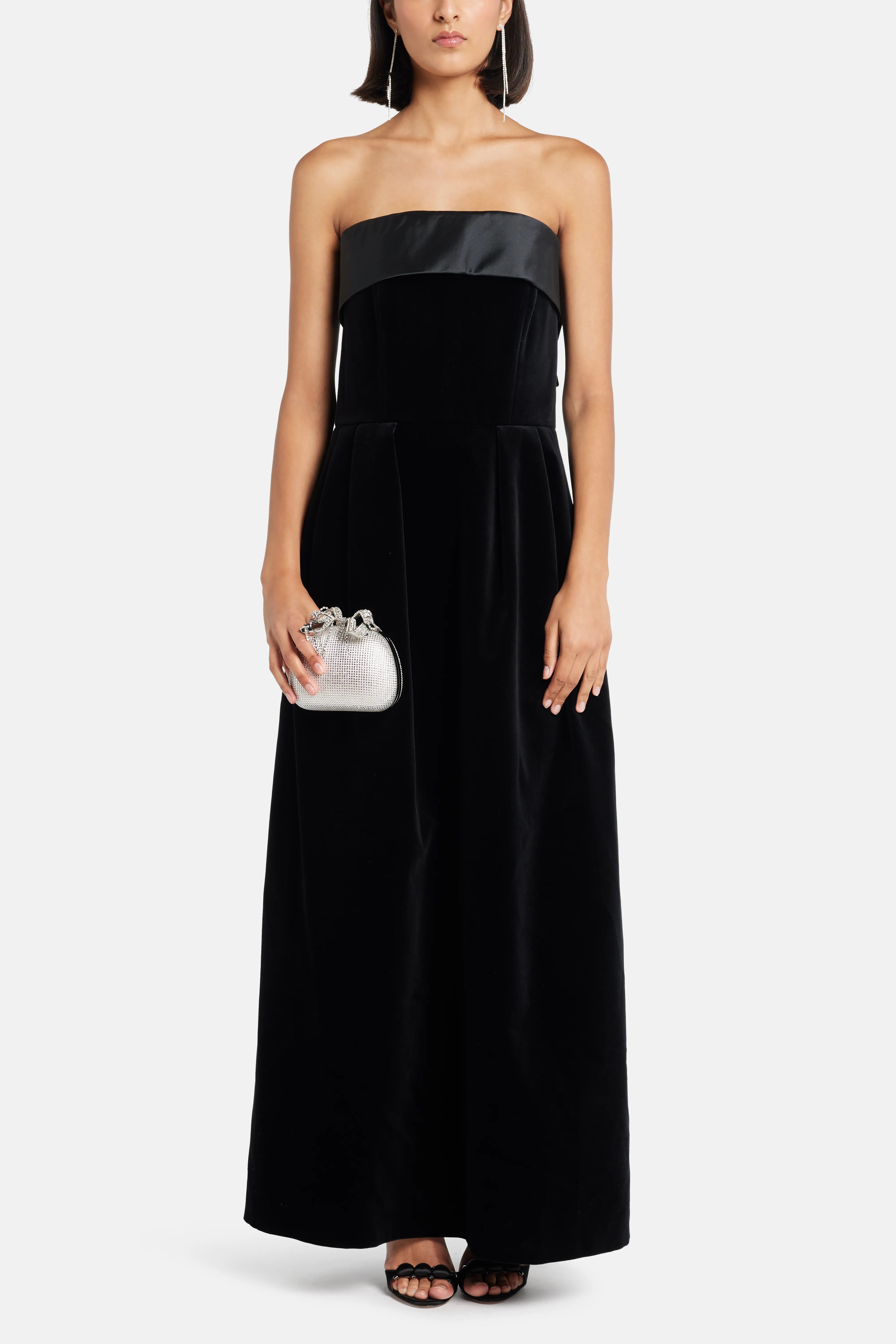 فستان سهرة أسود بدون أكمام مع فيونكة على الظهر