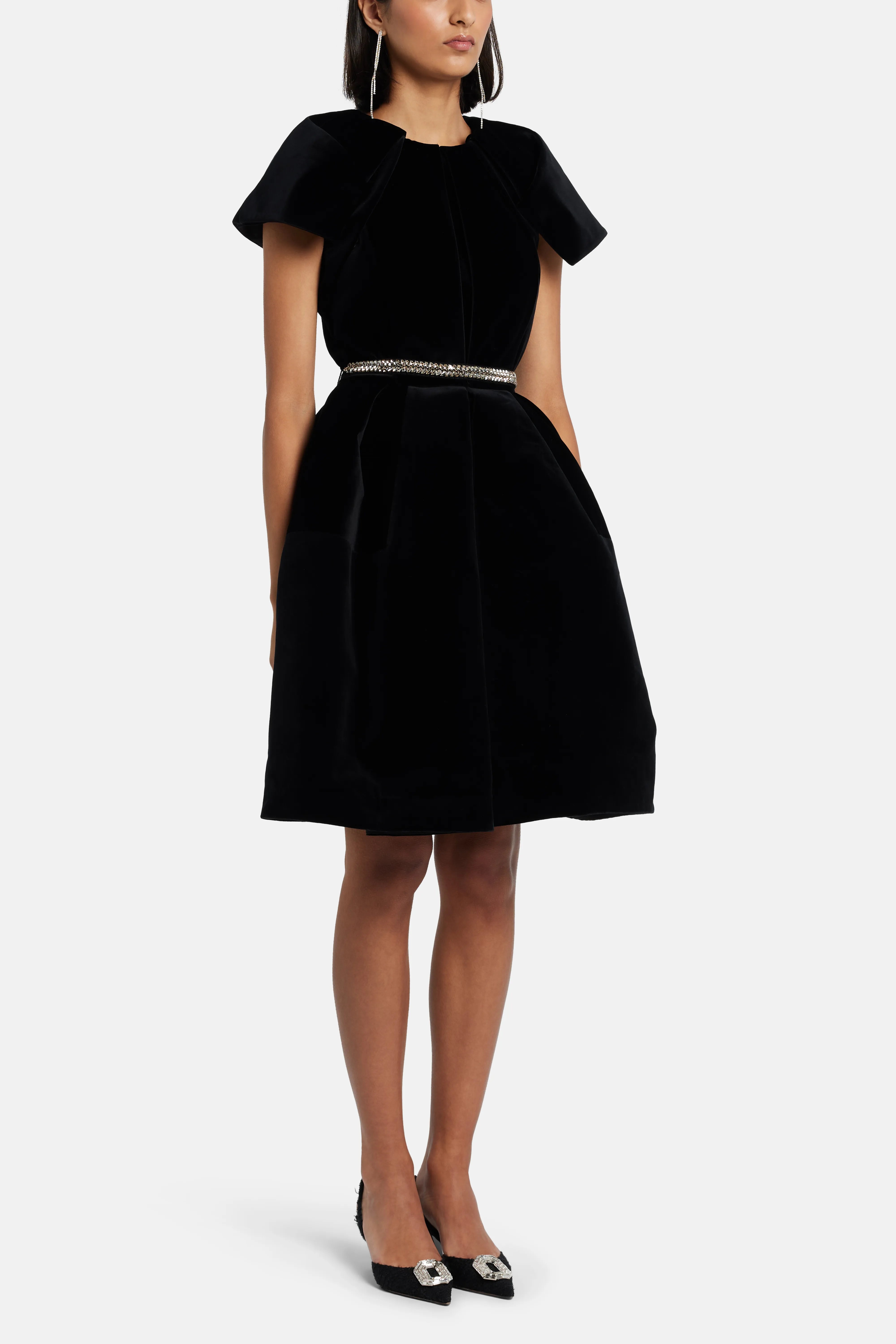فستان قصير مخملي باللون الأسود مع حزام كريستالي