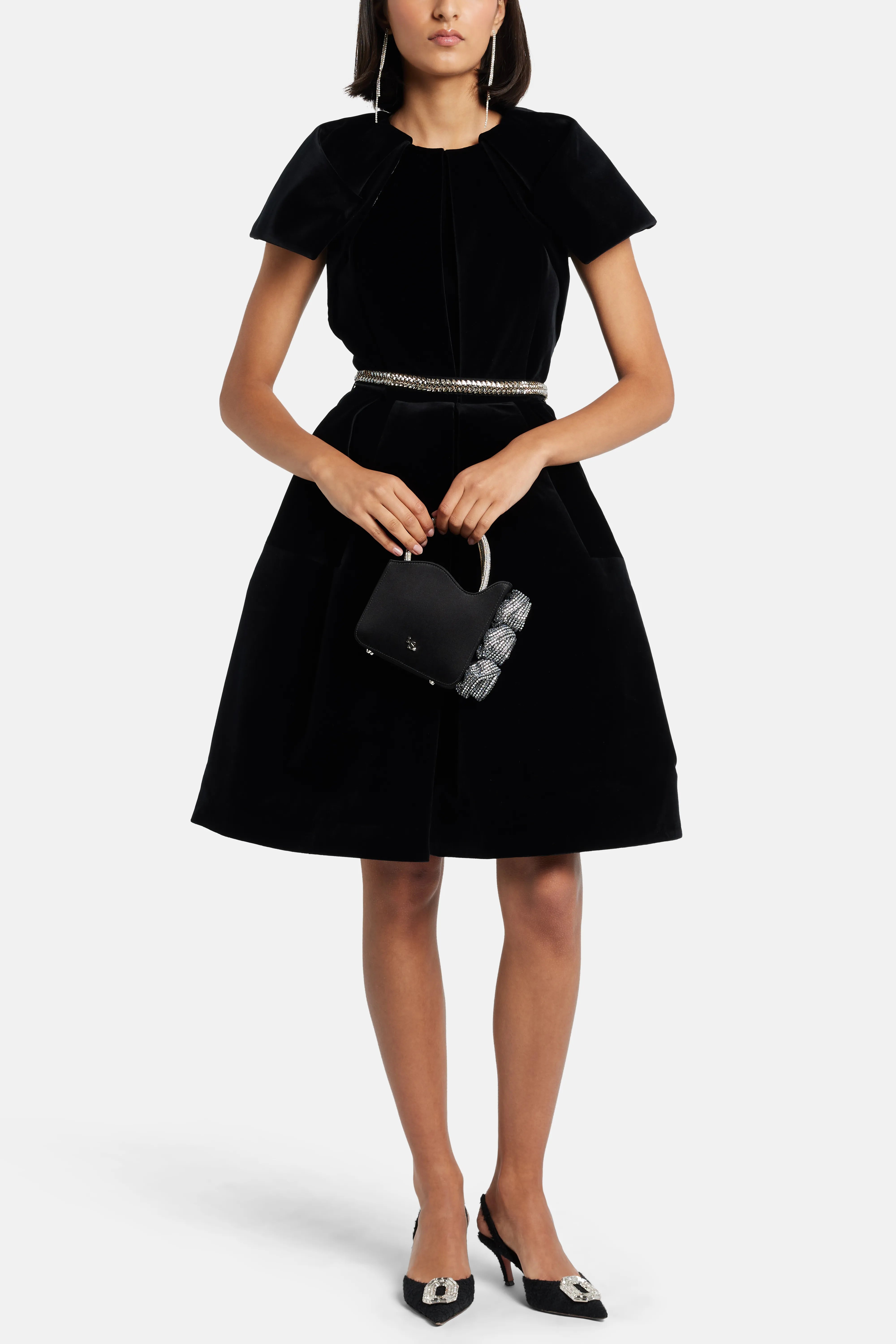 فستان قصير مخملي باللون الأسود مع حزام كريستالي