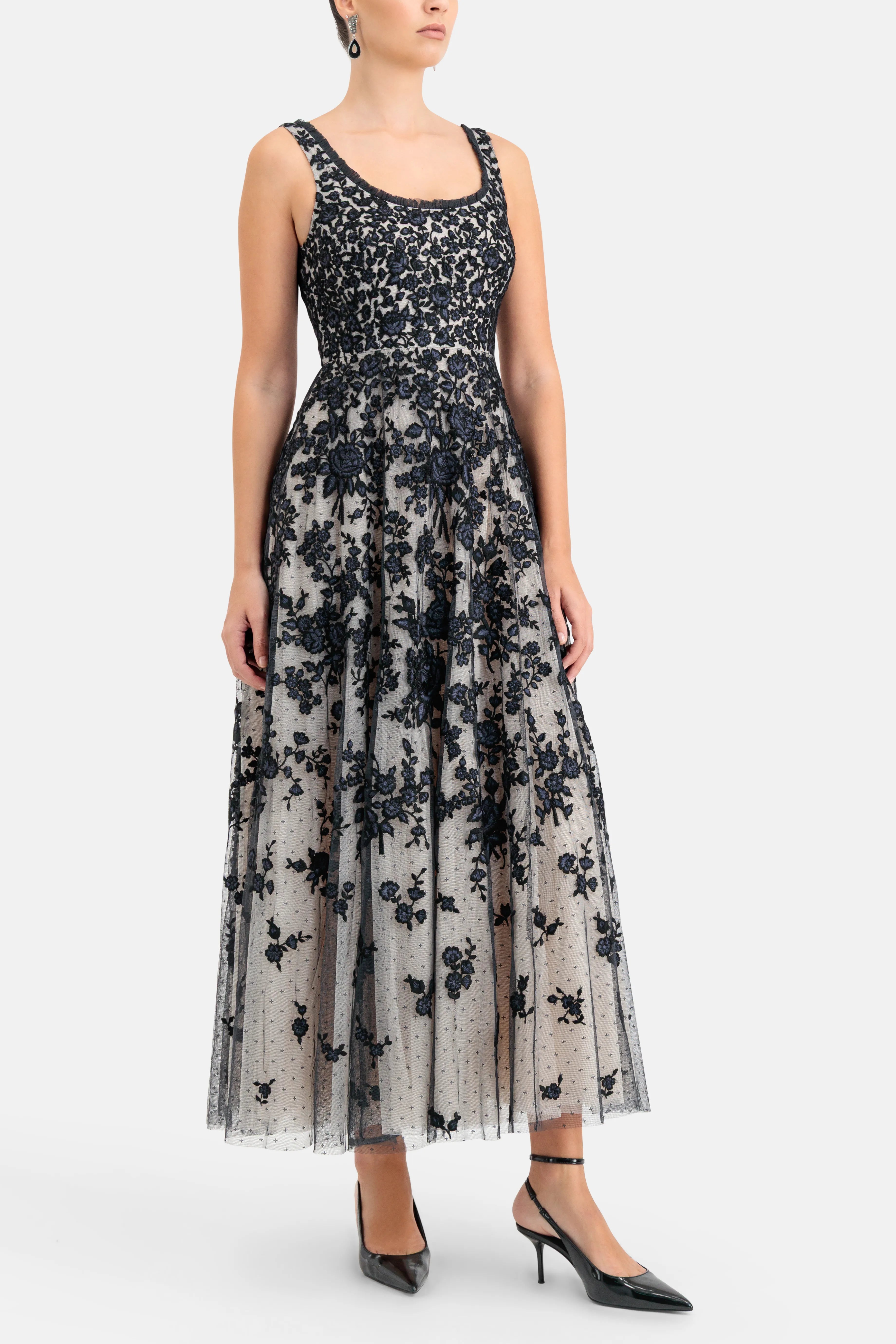 Rosa Scoop Neck Floral Sleeveless Evening Dress in Black