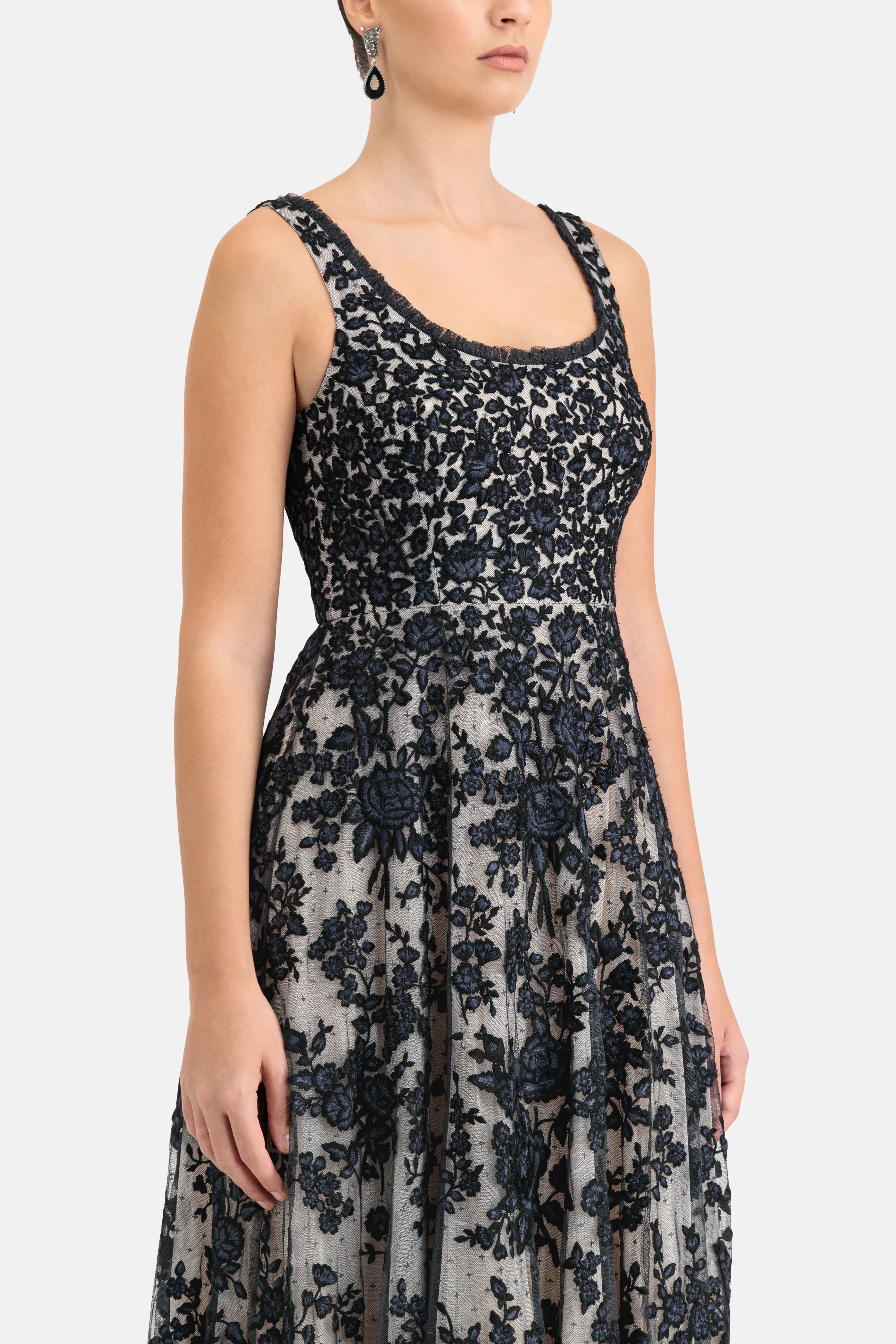 Rosa Scoop Neck Floral Sleeveless Evening Dress in Black