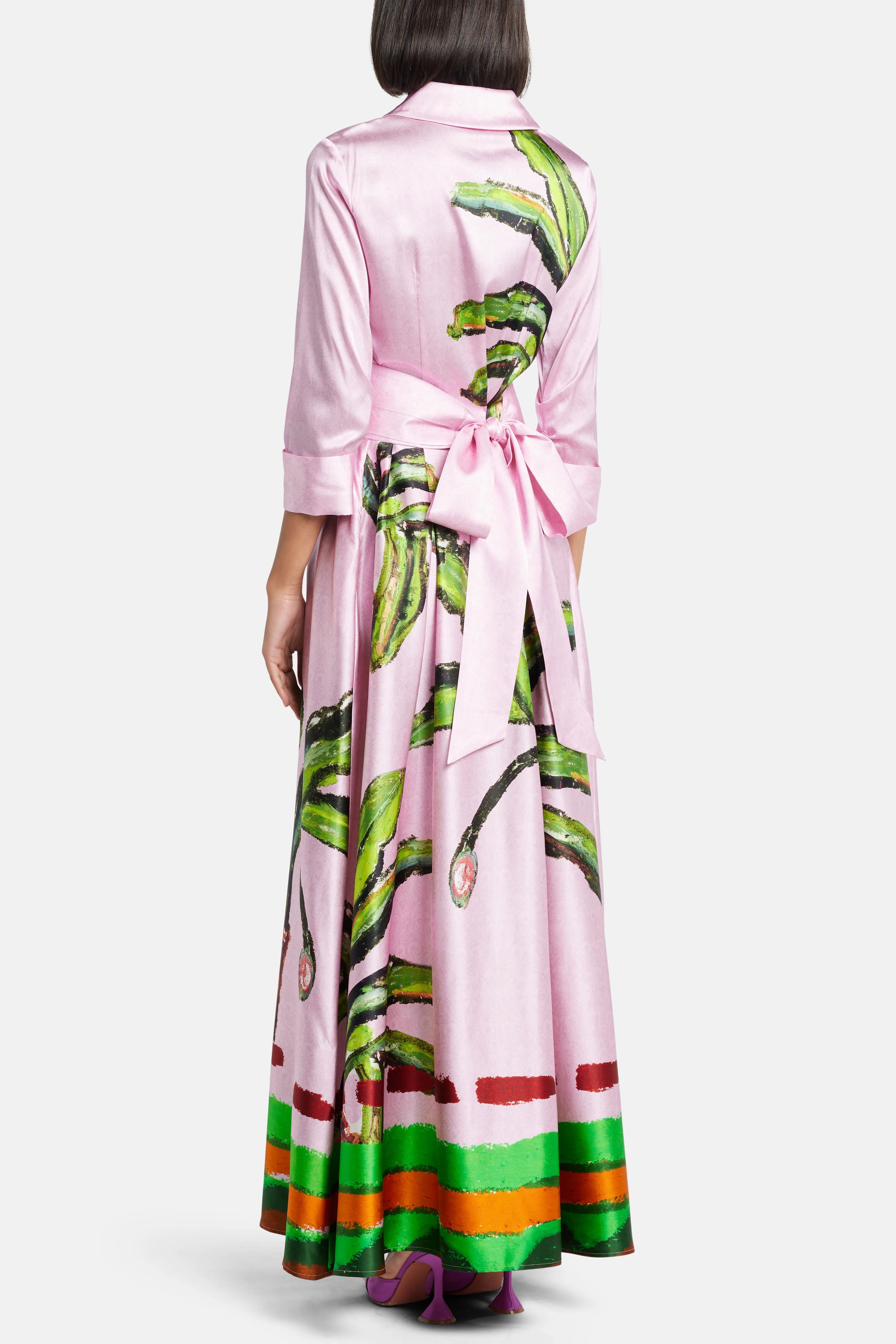 فستان ماكسي من كومولاو من الحرير المزين بحزام باللون الوردي