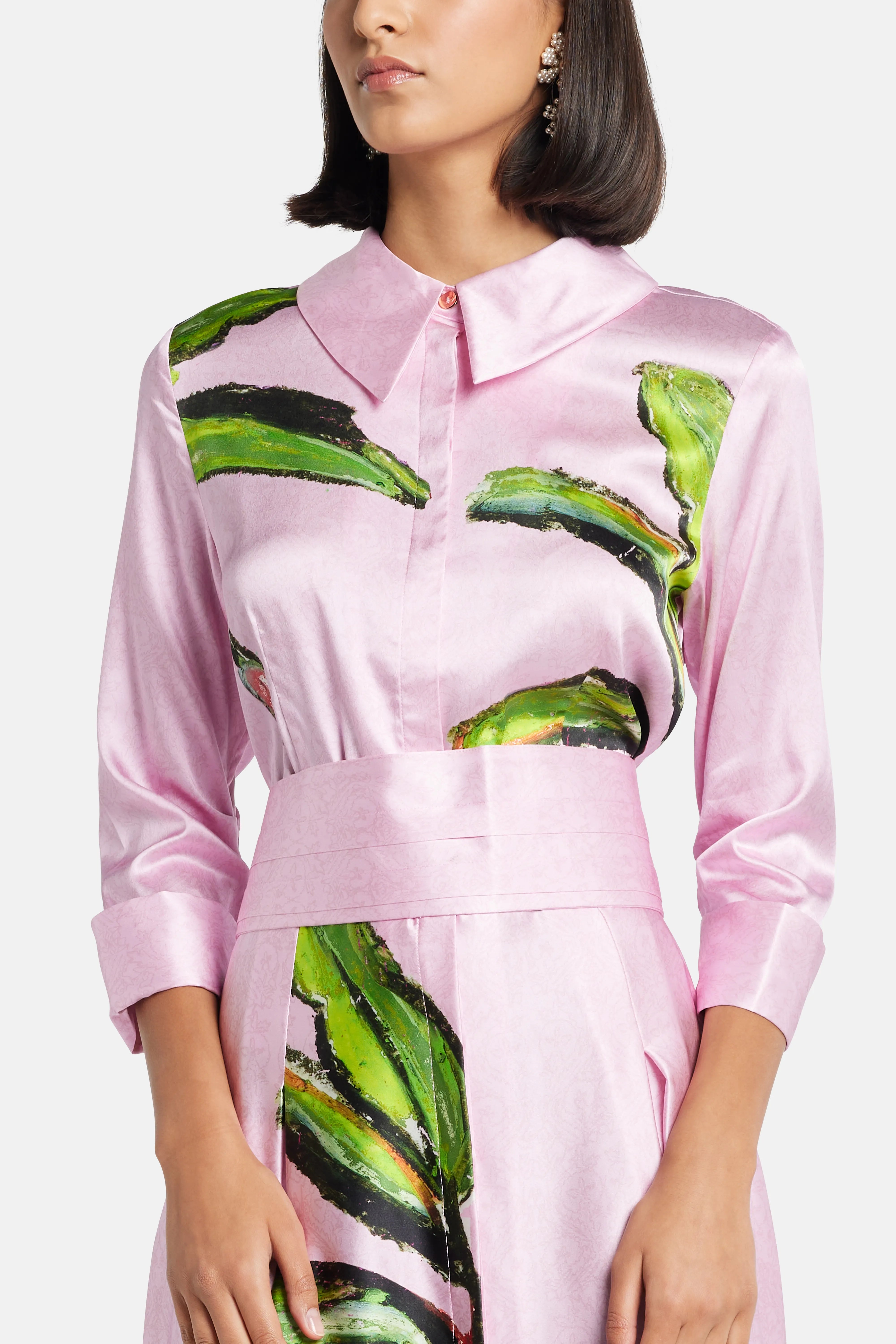 فستان ماكسي من كومولاو من الحرير المزين بحزام باللون الوردي