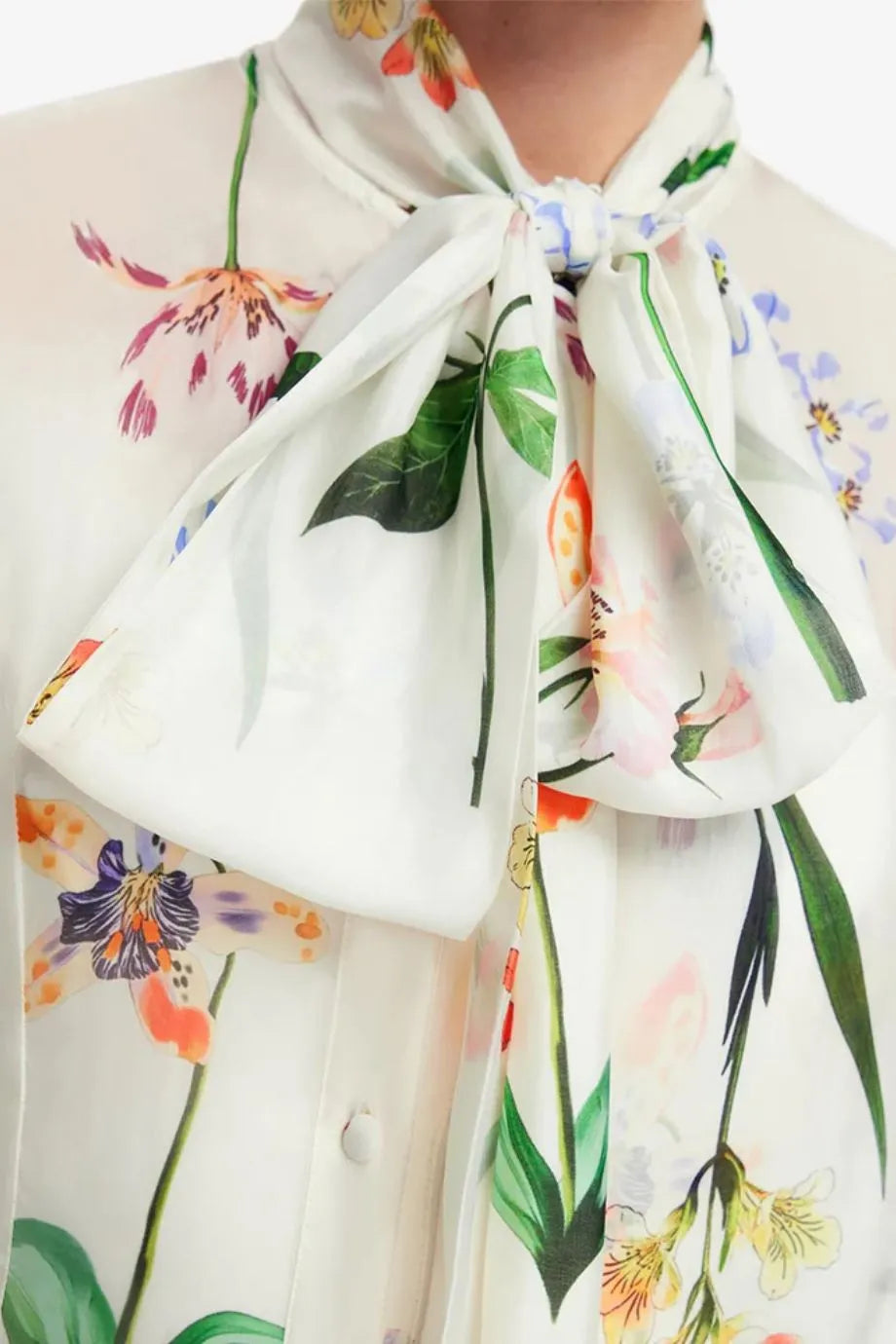 فستان ماكسي ليلث من الحرير بطبعة زهور مع ربطة عند الرقبة باللون الأبيض