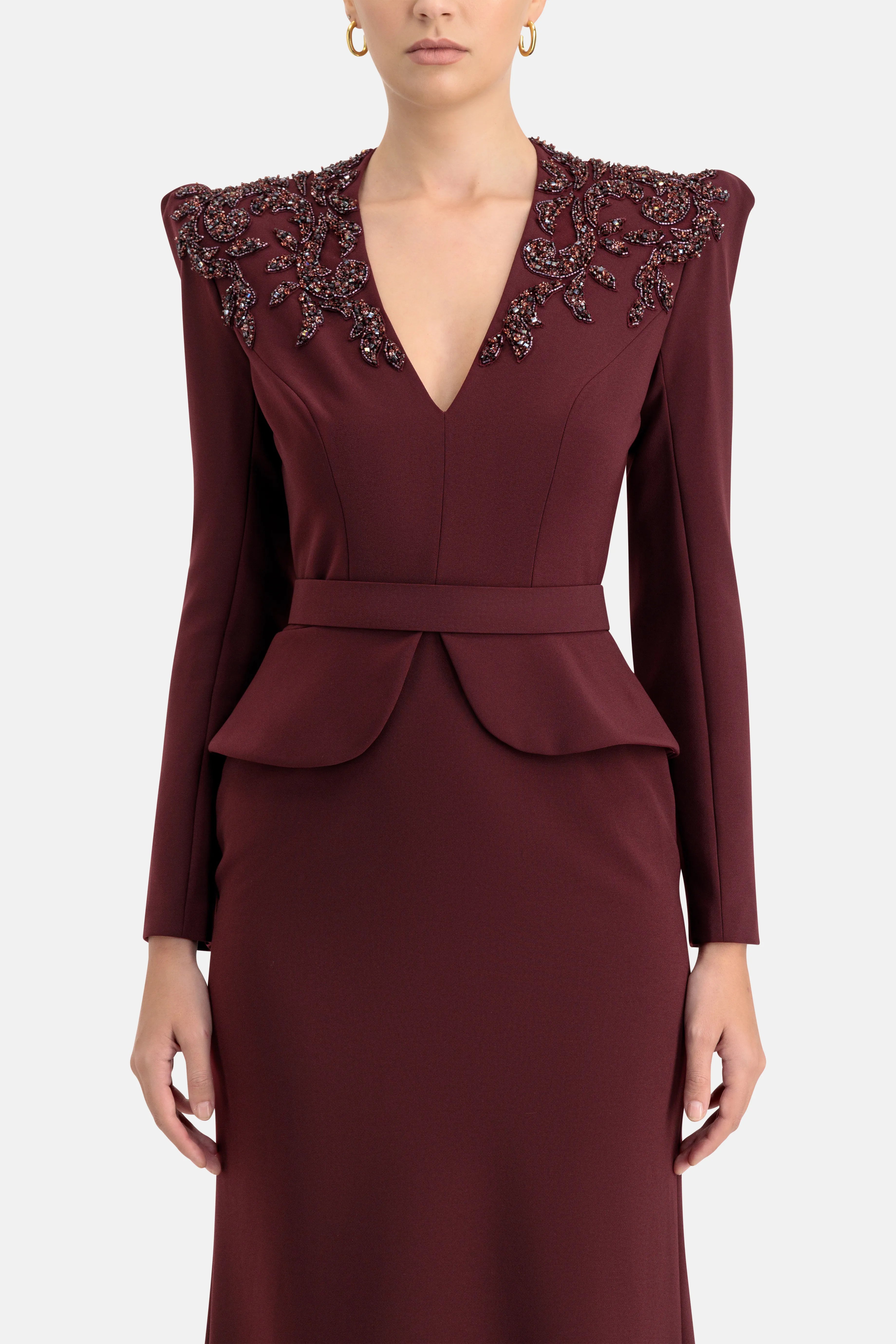 فستان سهرة مطرّز بالترتر مع حزام باللون العنابي