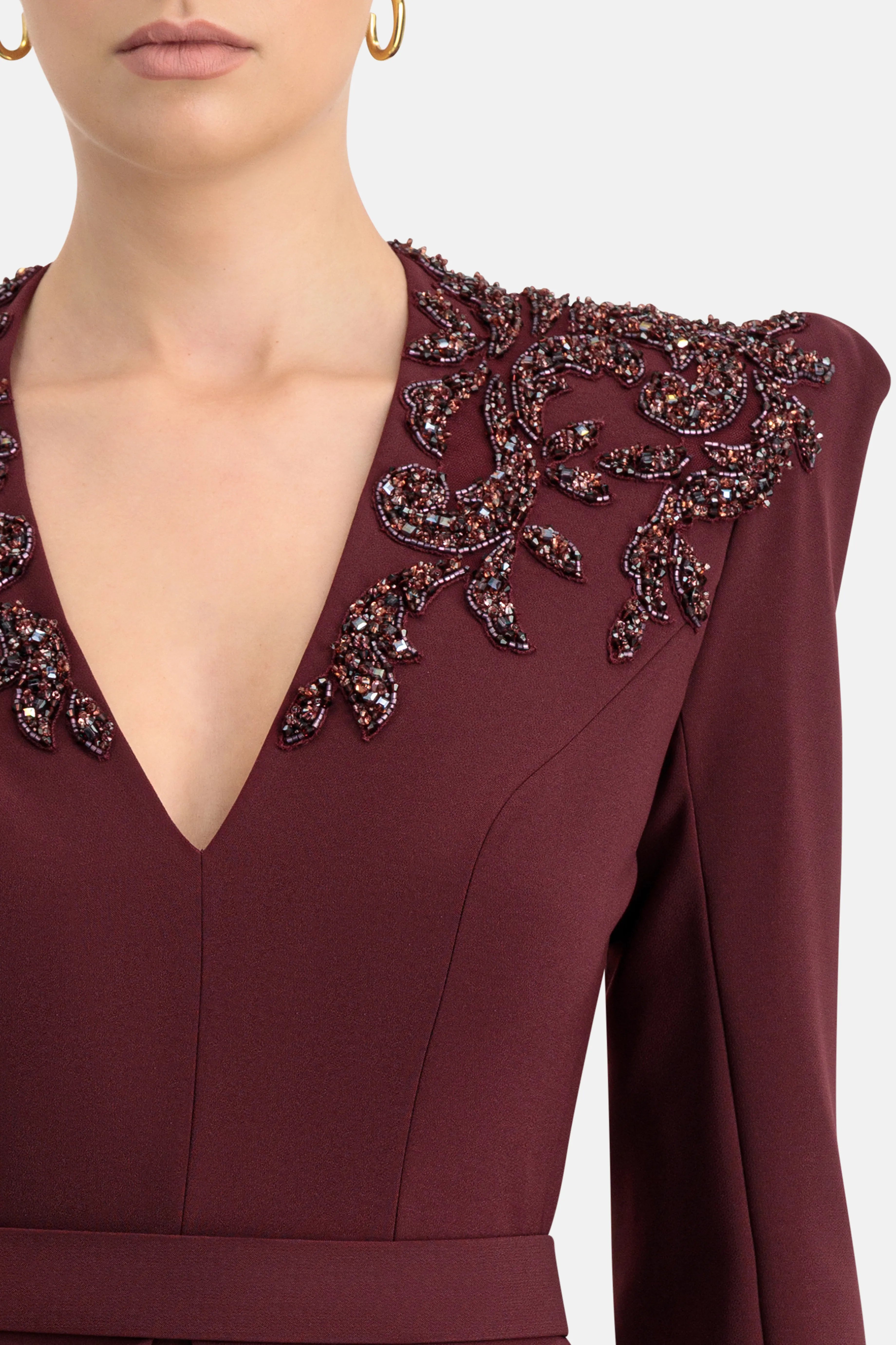 فستان سهرة مطرّز بالترتر مع حزام باللون العنابي