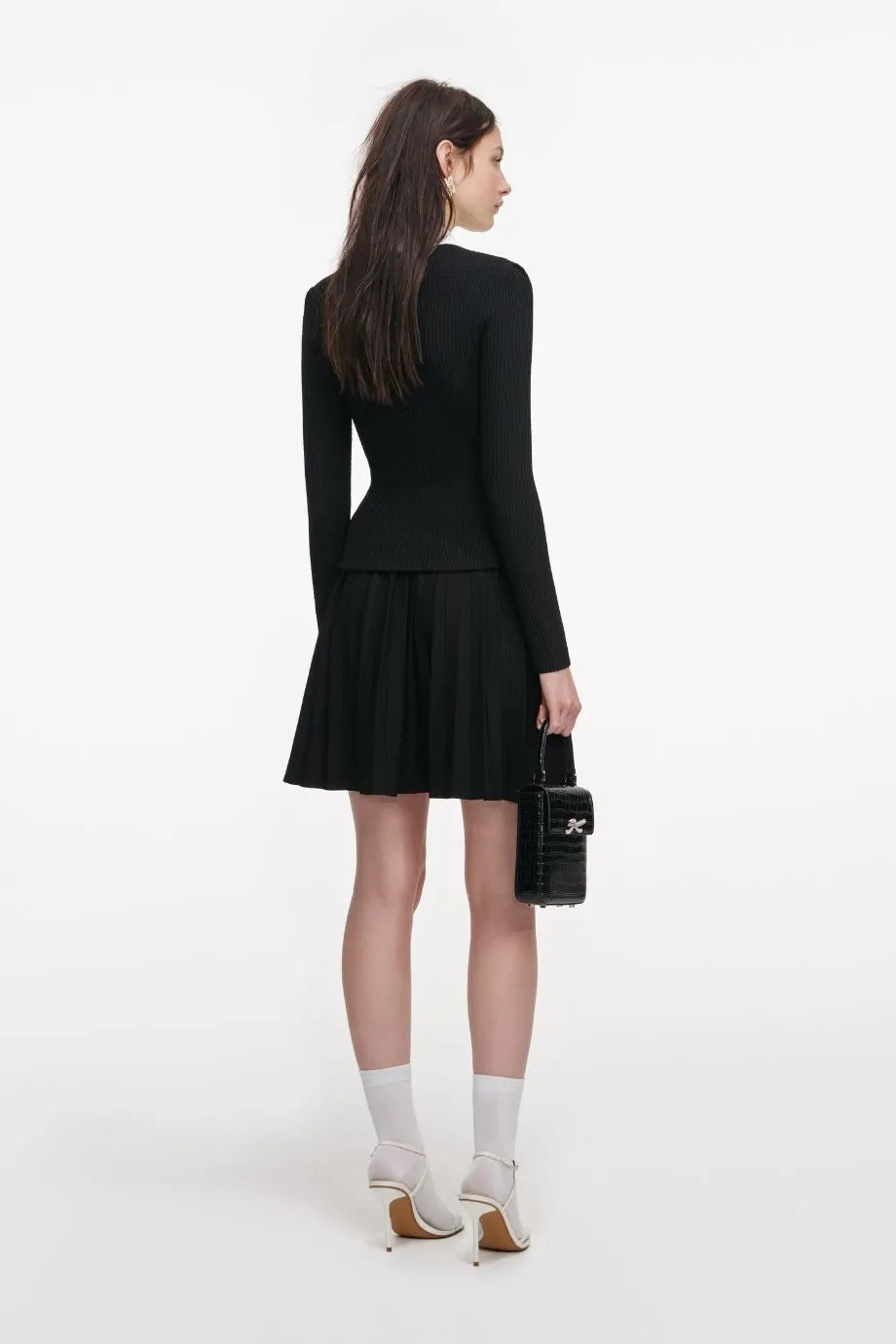 فستان قصير محبوك بياقة سوداء