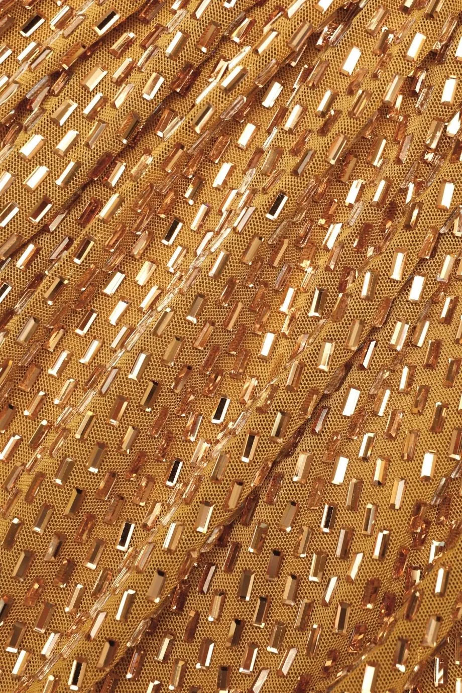 فستان سهرة مزين بالكريستال باللون الذهبي