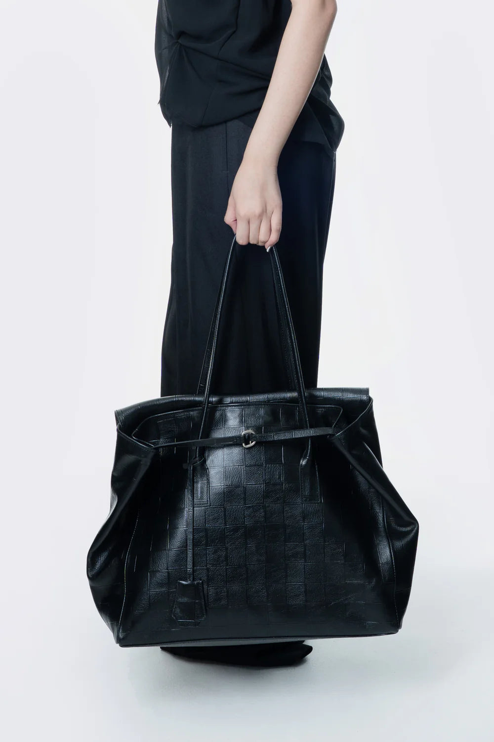 Essens Leather Shoulder Bag in Black