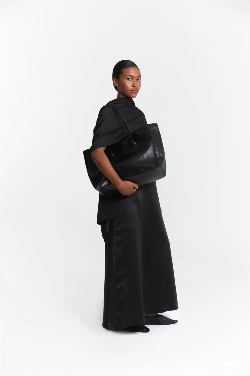 Essens Leather Shoulder Bag in Black