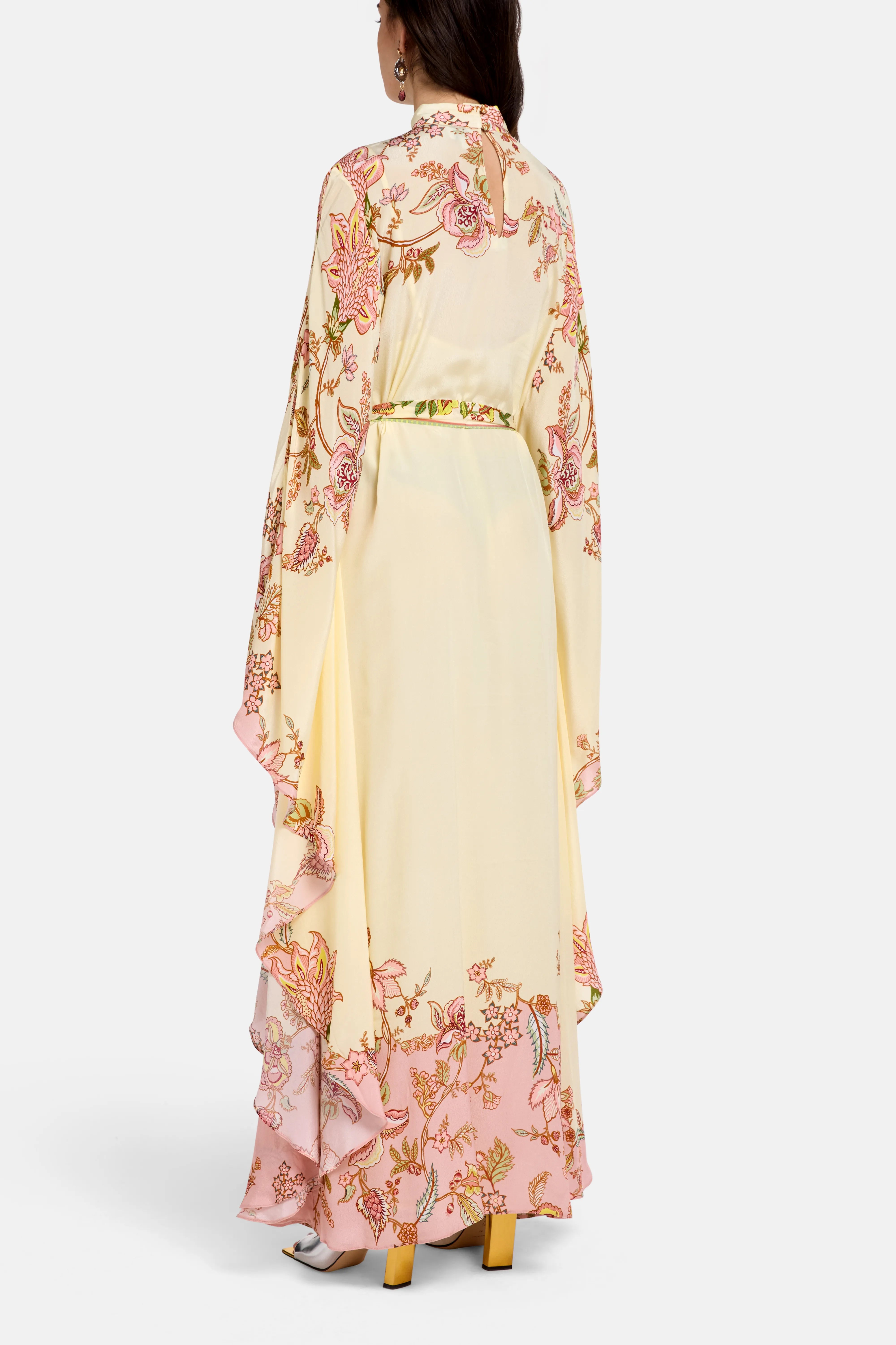 قفطان مزين بالزهور باللون الوردي