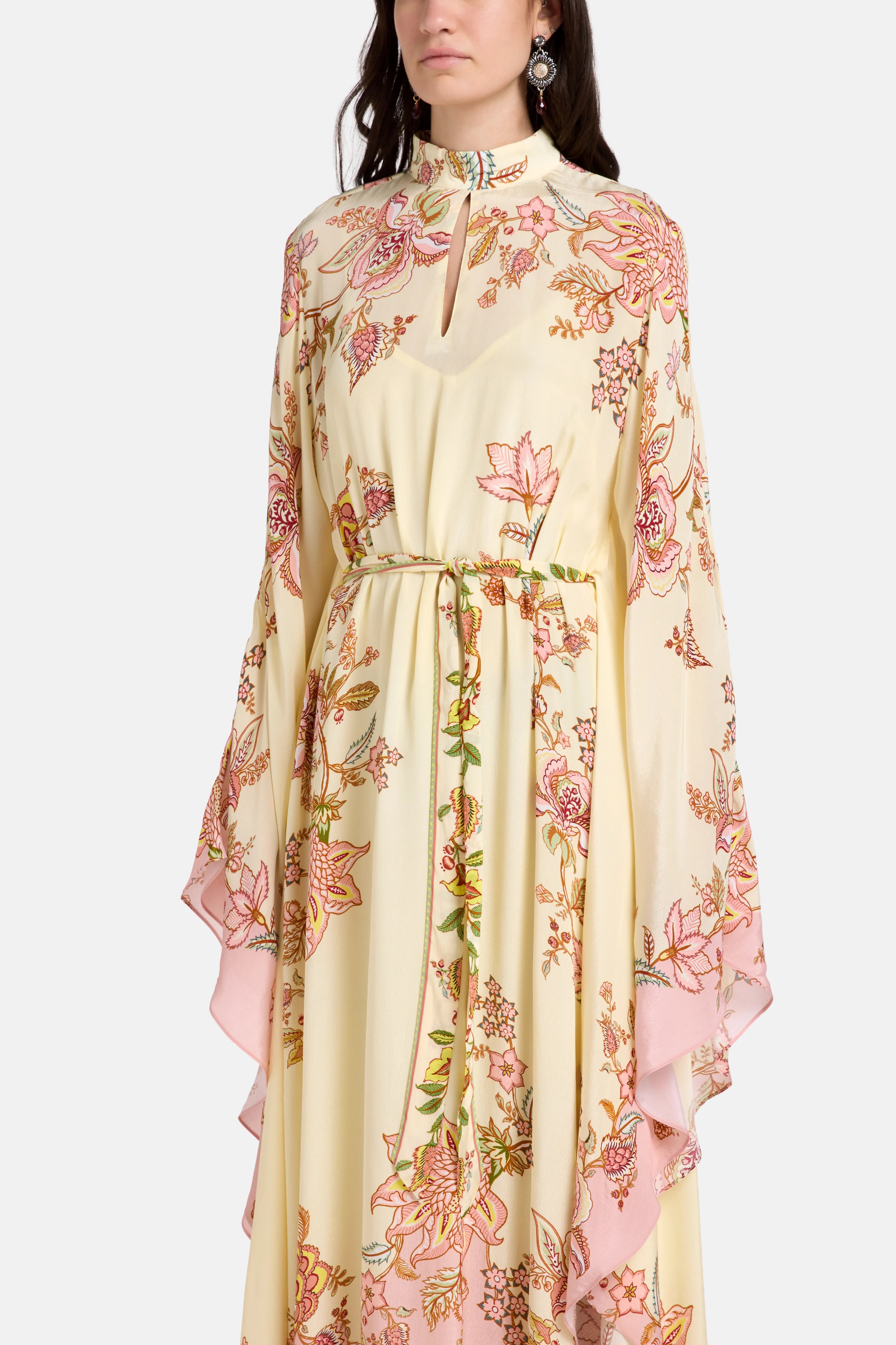 قفطان مزين بالزهور باللون الوردي