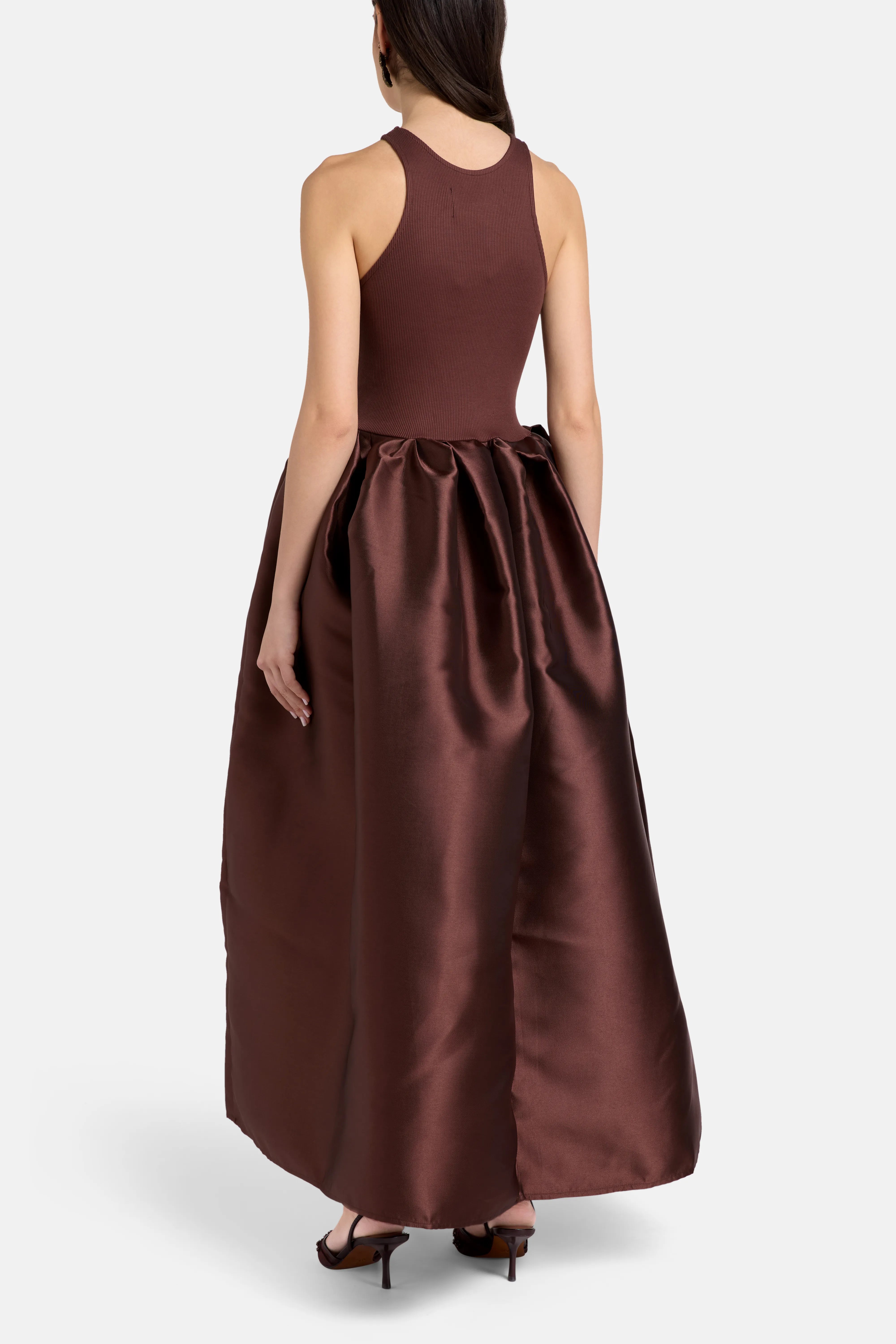 فستان ماكسي ساتان بدون أكمام باللون البني