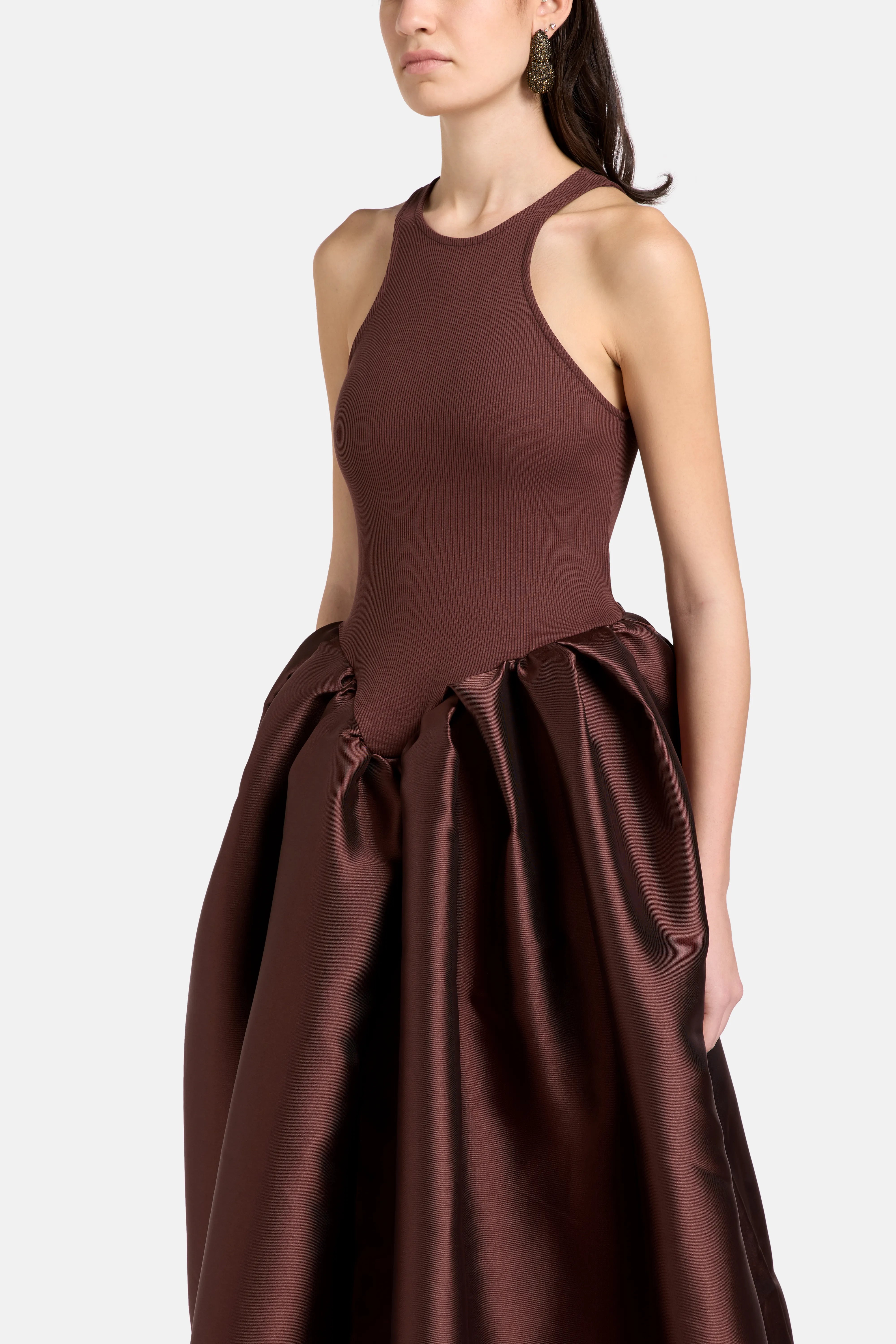 فستان ماكسي ساتان بدون أكمام باللون البني